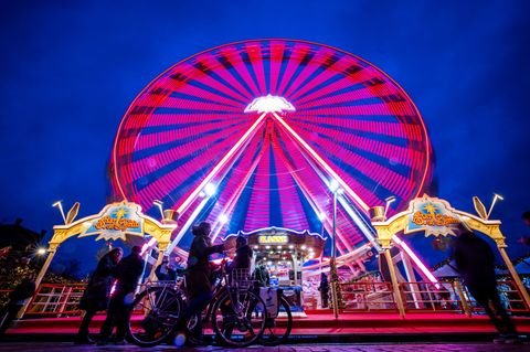 Nach dem Totensonntag öffnen in Mecklenburg-Vorpommern die meisten Weihnachtsmärkte ihre Stände - wie auch in Schwerin. (Archivb