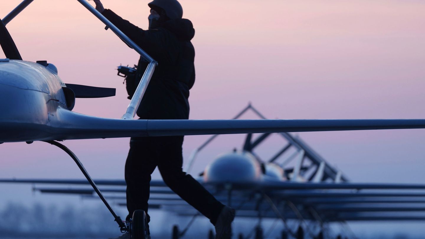 Die Ukraine verteidigt sich durch Angriffe auf Energieanlagen im russischen Hinterland. (Archivbild) Foto: Evgeniy Maloletka/AP/ Die Ukraine verteidigt sich durch Angriffe auf Energieanlagen im russischen Hinterland. (Archivbild) Foto: Evgeniy Maloletka/AP/