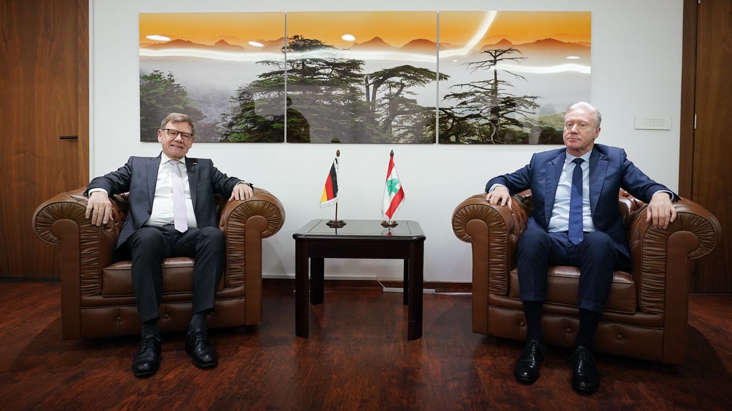 Außenminister Johann Wadephul (l, CDU) setzt seine Nahostreise im Libanon fort. In der Hauptstadt Beirut traf er seinen Amtskoll Außenminister Johann Wadephul (l, CDU) setzt seine Nahostreise im Libanon fort. In der Hauptstadt Beirut traf er seinen Amtskoll