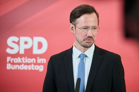 SPD-Fraktionsgeschäftsführer Wiese verweist darauf, dass sich die Koalition auf ein Gesamtrentenpaket verständigt hat. (Archivbi