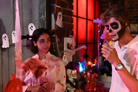 "Alles was zählt": Leyla (l.) und Elias (Robin Schick) wetteifern um das beste Halloween-Kostüm.