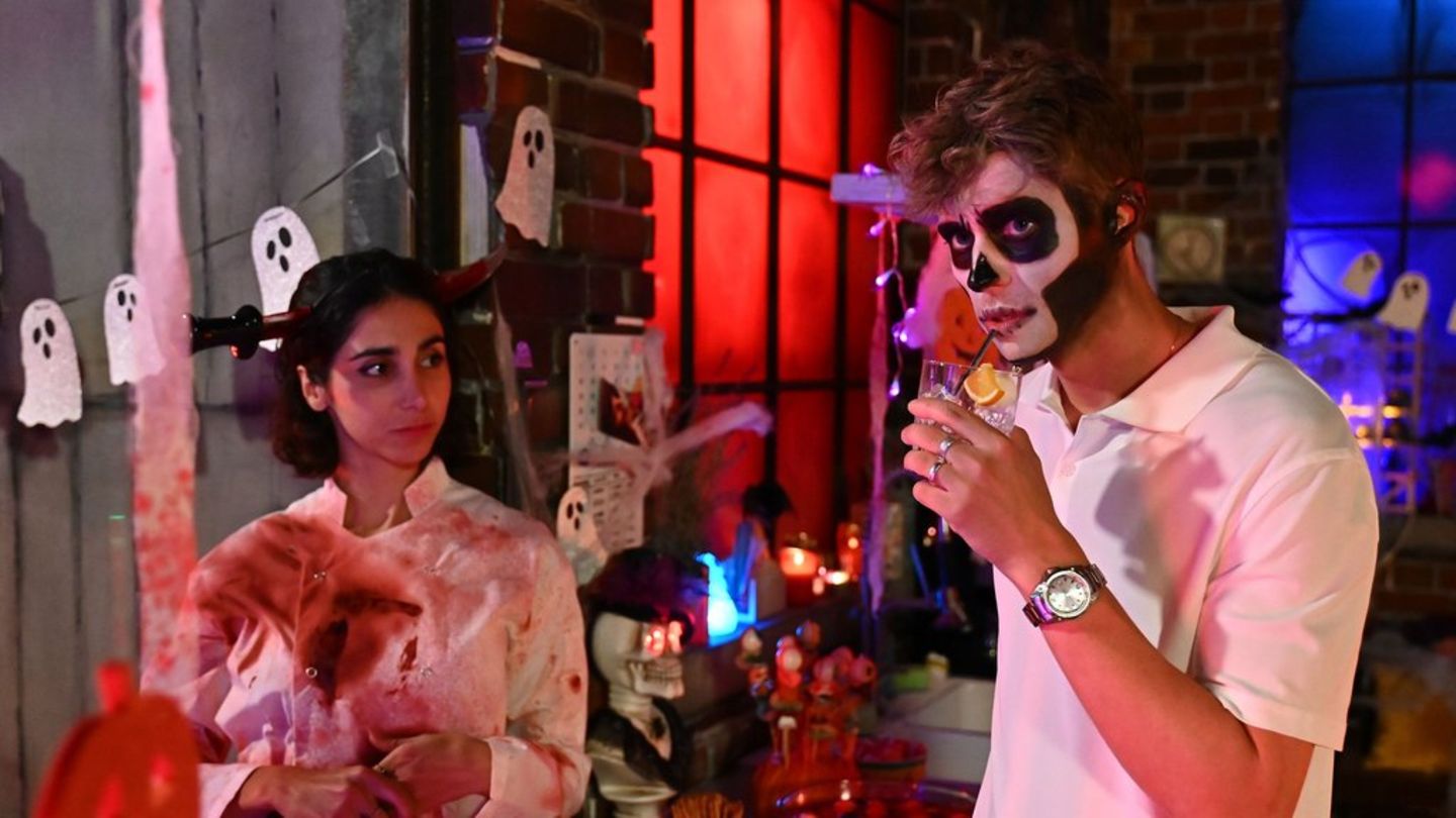 "Alles was zählt": Leyla (l.) und Elias (Robin Schick) wetteifern um das beste Halloween-Kostüm. "Alles was zählt": Leyla (l.) und Elias (Robin Schick) wetteifern um das beste Halloween-Kostüm.