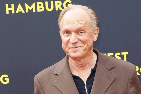 Ulrich Tukur kann immer noch nicht rückwärts einparken. Ulrich Tukur kann immer noch nicht rückwärts einparken.