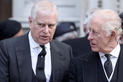König Charles entzieht Prinz Andrew Titel und Wohnrecht Prinz Charles schaut kritisch zum nun titellosen Andrew