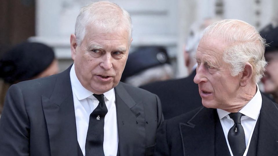 König Charles entzieht Prinz Andrew Titel und Wohnrecht Prinz Charles schaut kritisch zum nun titellosen Andrew