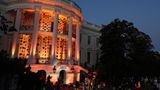 31. Oktober: Ganzes Jahr gruselig Washington, USA. Donald Trump und First Lady Melania begrüßen Familien während einer Halloween-Veranstaltung auf dem South Lawn des Weißen Hauses. Man fragt sich, was es da zu feiern gibt. Der Grusel sitzt schließlich nicht nur an diesem Tag, sondern ganzjährig im Weißen Haus