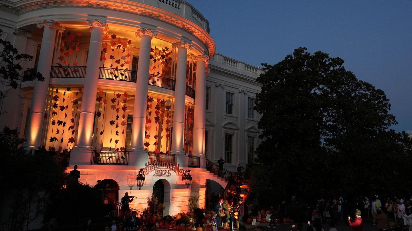 31. Oktober: Ganzes Jahr gruselig Washington, USA. Donald Trump und First Lady Melania begrüßen Familien während einer Halloween-Veranstaltung auf dem South Lawn des Weißen Hauses. Man fragt sich, was es da zu feiern gibt. Der Grusel sitzt schließlich nicht nur an diesem Tag, sondern ganzjährig im Weißen Haus