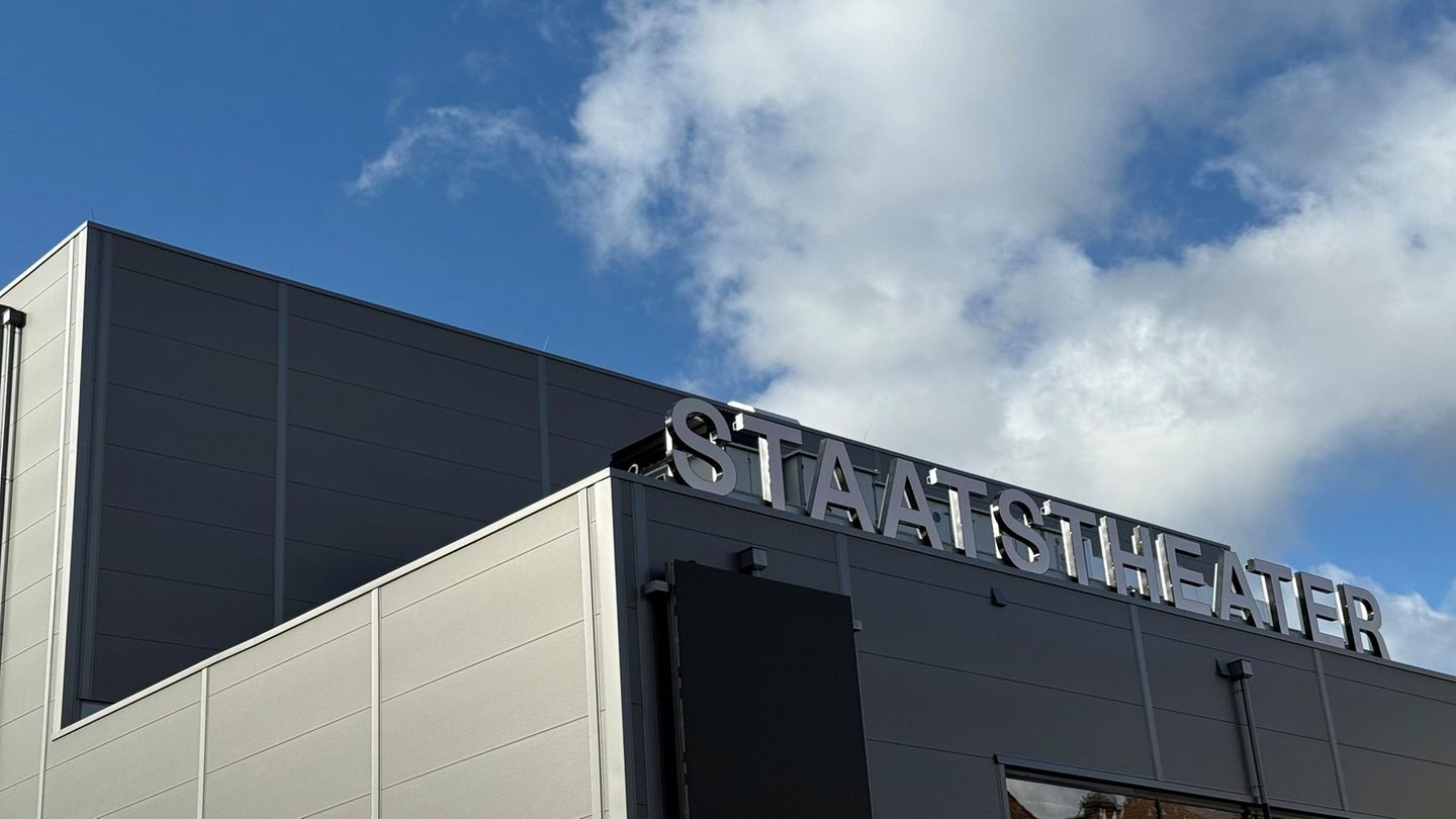 Das Staatstheater Kassel zieht für mindestens sechs Jahre in eine modulare Ersatzspielstätte. Foto: Nicole Schippers/dpa Das Staatstheater Kassel zieht für mindestens sechs Jahre in eine modulare Ersatzspielstätte. Foto: Nicole Schippers/dpa