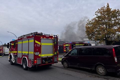 Die Feuerwehr ist an einem Tankstellengelände in Castrop-Rauxel im Einsatz. Foto: Justin Brosch/dpa