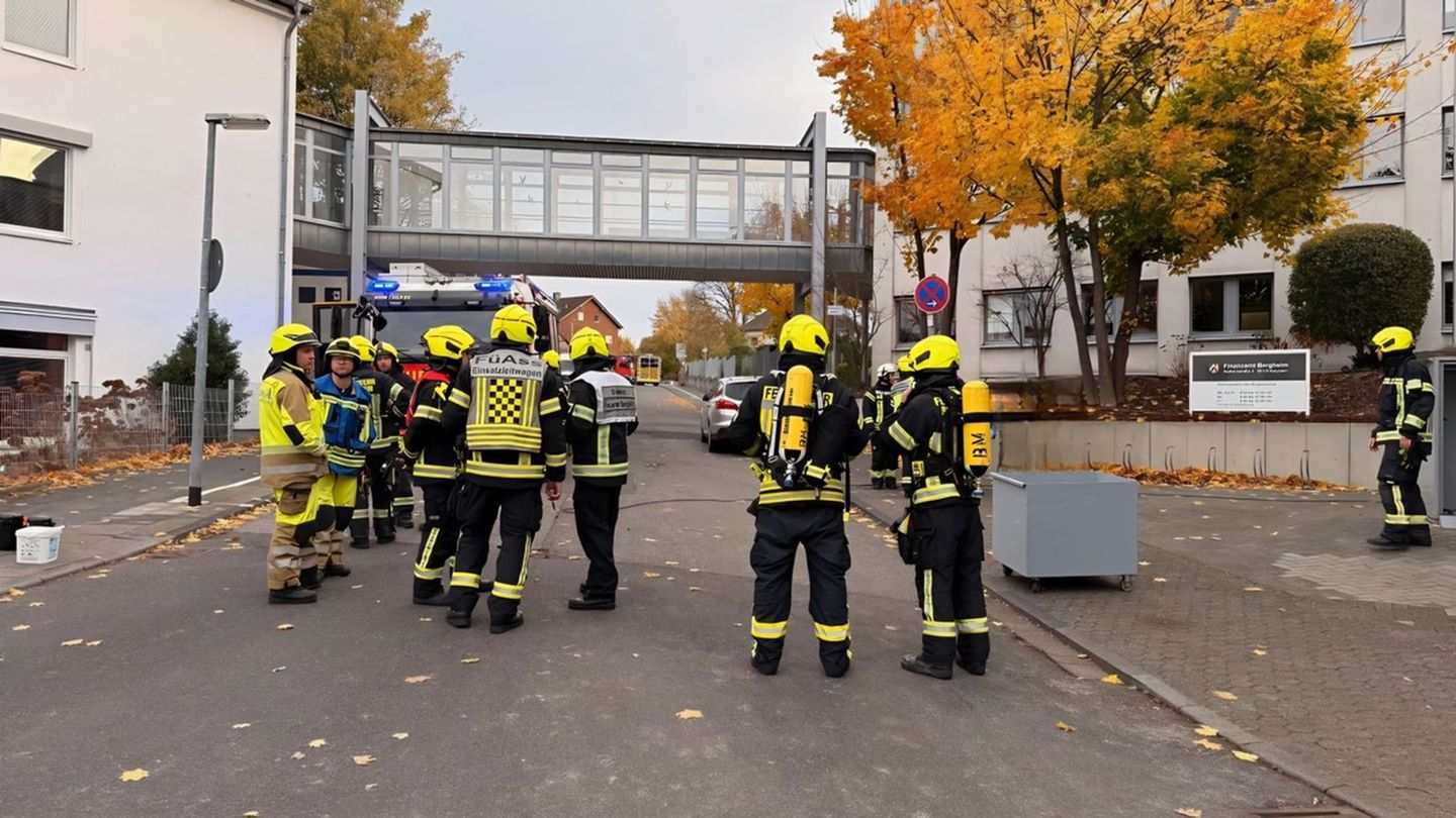 Wegen einer auffälligen Substanz mit beißendem Geruch hat die Feuerwehr ein Finanzamt in Bergheim bei Köln geräumt. (Handout) Fo Wegen einer auffälligen Substanz mit beißendem Geruch hat die Feuerwehr ein Finanzamt in Bergheim bei Köln geräumt. (Handout) Fo