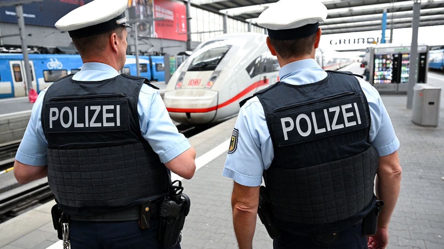 Die Bundespolizei hat die gefälschten Plakate mittlerweile entfernt. (Symbolbild) Foto: Sven Hoppe/dpa Die Bundespolizei hat die gefälschten Plakate mittlerweile entfernt. (Symbolbild) Foto: Sven Hoppe/dpa