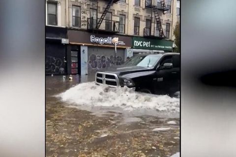 Starke Winde und Regenfälle überziehen NYC – eine Person ertrunken Starke Winde und Regenfälle überziehen NYC – eine Person ertrunken