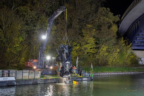 In diesem aus dem Mittellandkanal geborgenen Autowrack fanden Ermittler Einbruchswerkszeug. (Archivbild) Foto: Stefan Sobotta/dp
