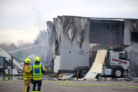 Die Halle wurde stark beschädigt. Foto: Bernd Thissen/dpa