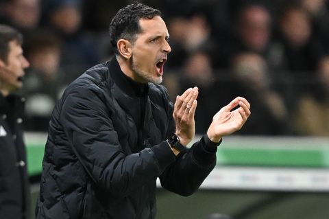 Frankfurts Trainer Dino Toppmöller fordert in Heidenheim eine ähnlich starke Leistung wie zuletzt im Pokal gegen Dortmund. Foto: