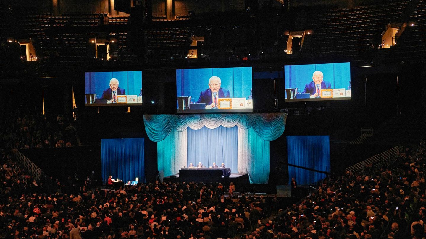 Berkshire Hathaway ist die Beteiligungsgesellschaft von Starinvestor Warren Buffett. Der Konzern kommt auf einen Marktwert von 1 Billion Dollar. Buffett wird zum Jahresende die Leitung des Unternehmens abgeben.