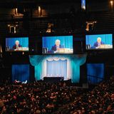 Berkshire Hathaway ist die Beteiligungsgesellschaft von Starinvestor Warren Buffett. Der Konzern kommt auf einen Marktwert von 1 Billion Dollar. Buffett wird zum Jahresende die Leitung des Unternehmens abgeben.