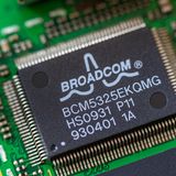Der Halbleiterhersteller Broadcom hat ein stürmisches Wachstum hinter sich. Künstliche Intelligenz ist der Treiber dieser Entwicklung. Mit knapp 1,8 Billionen Dollar wird das Unternehmen mittlerweile an der Börse bewertet.