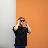 Meta ist der Mutterkonzern von Facebook, Instagram und Whatsapp. Der Marktwert beläuft sich zurzeit auf 1,9 Billionen US-Dollar. Geht es nach Mark Zuckerberg, strebt Meta weiter aufwärts, zum Beispiel mit einer Computer-Brille, die digitale Objekte in durchsichtige Gläser einblenden kann.