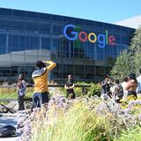 Unter den Internetkonzernen ist Alphabet die klare Nummer eins. Der Google-Mutterkonzern ist im Ranking eines von vier Unternehmen, die über die Marke von 3 Billionen Dollar kommen (3,3 Billionen Dollar). 