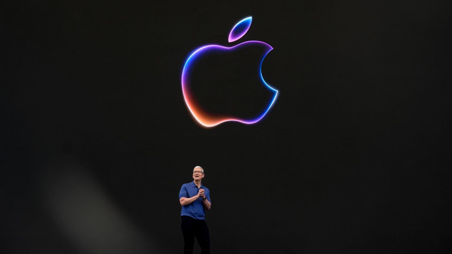 #3 Apple Was 1976 mit dem Apple-1-Computer von Steve Wozniak begann, ist 50 Jahre später einer der wertvollsten Konzerne der Welt. Auch Apple hat die 4-Billionen-Marke geknackt. Den Platz an der Sonne hat der iPhone-Hersteller aber mittlerweile eingebüßt, auf dem Geschäftsfeld Künstliche Intelligenz spielen andere ganz vorne mit.