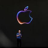 Was 1976 mit dem Apple-1-Computer von Steve Wozniak begann, ist 50 Jahre später einer der wertvollsten Konzerne der Welt. Auch Apple hat die 4-Billionen-Marke geknackt. Den Platz an der Sonne hat der iPhone-Hersteller aber mittlerweile eingebüßt, auf dem Geschäftsfeld Künstliche Intelligenz spielen andere ganz vorne mit.