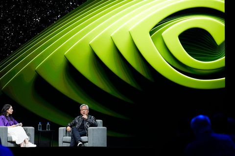 #1 Nvidia Der US-Chiphersteller Nvidia hat inmitten des Booms Künstlicher Intelligenz (KI) zum ultimativen Höhenflug angesetzt. Das 1993 unter anderem vom heutigen CEO Jensen Huang gegründete Unternehmen stieg dem Ranking zufolge mit einem Marktwert von zuletzt mehr als 5 Billionen US-Dollar zur Nummer eins der wertvollsten Firmen der Welt auf.