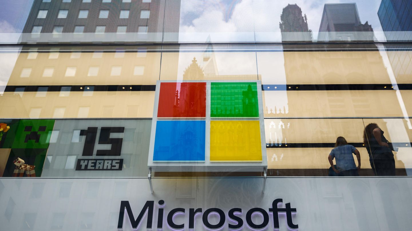 #2 Microsoft KI beflügelt auch weiterhin den Aktienkurs von Microsoft. Ein Marktwert in Höhe von über 4 Billionen US-Dollar sicherte vor Nvidia Platz zwei des Rankings. Zugleich war der Softwarehersteller und Cloud-Anbieter seinerseits aber deutlich vom wertvollsten Unternehmen der Welt entfernt.