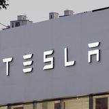 Ist der Marktwert des Autobauers trotz oder wegen des umstrittenen Chefs Elon Musk so hoch? Darüber gibt es keine Einigkeit. Fest steht: Mit einem Marktwert von 1,5 Billionen US-Dollar hat sich Tesla weit entfernt von anderen Auto-Unternehmen.