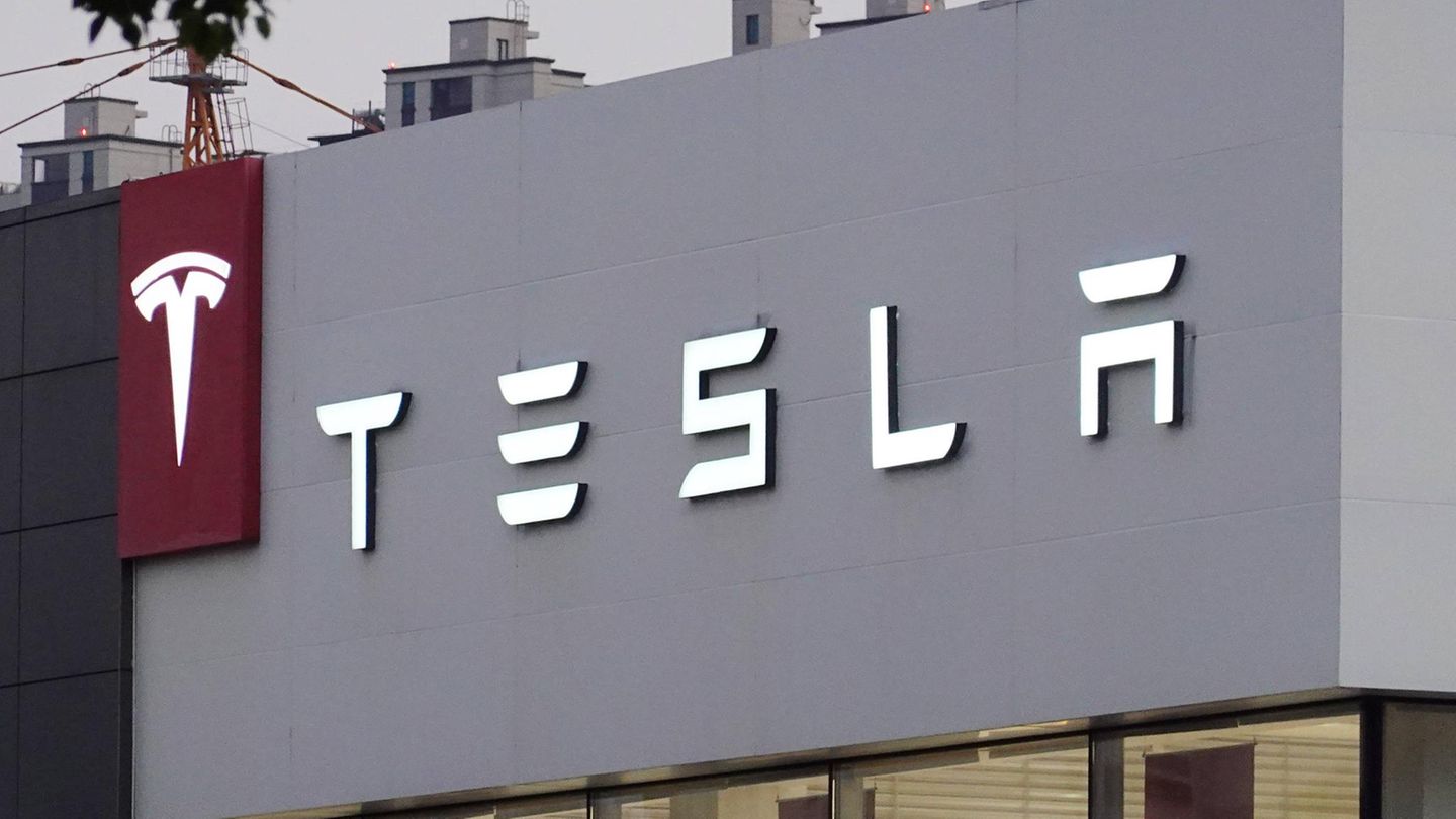 #8 Tesla Ist der Marktwert des Autobauers trotz oder wegen des umstrittenen Chefs Elon Musk so hoch? Darüber gibt es keine Einigkeit. Fest steht: Mit einem Marktwert von 1,5 Billionen US-Dollar hat sich Tesla weit entfernt von anderen Auto-Unternehmen.