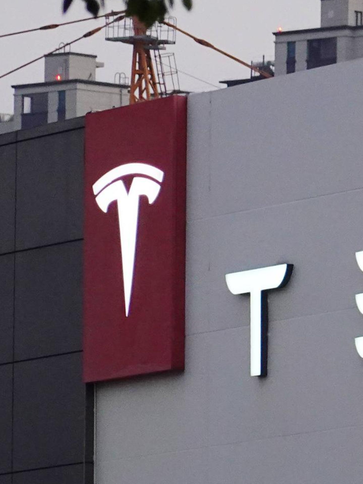 Ist der Marktwert des Autobauers trotz oder wegen des umstrittenen Chefs Elon Musk so hoch? Darüber gibt es keine Einigkeit. Fest steht: Mit einem Marktwert von 1,5 Billionen US-Dollar hat sich Tesla weit entfernt von anderen Auto-Unternehmen.