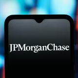 JP Morgan ist nach wie vor die mit Abstand größte Bank nach Börsenwert und hat es damit sogar ins Ranking der zehn wertvollsten Unternehmen aus dem Stoxx Global geschafft. Sie ist in dieser Top Ten zugleich das einzige Unternehmen, dessen Marktwert unter 1 Billion liegt, nämlich bei 840 Milliarden US-Dollar.