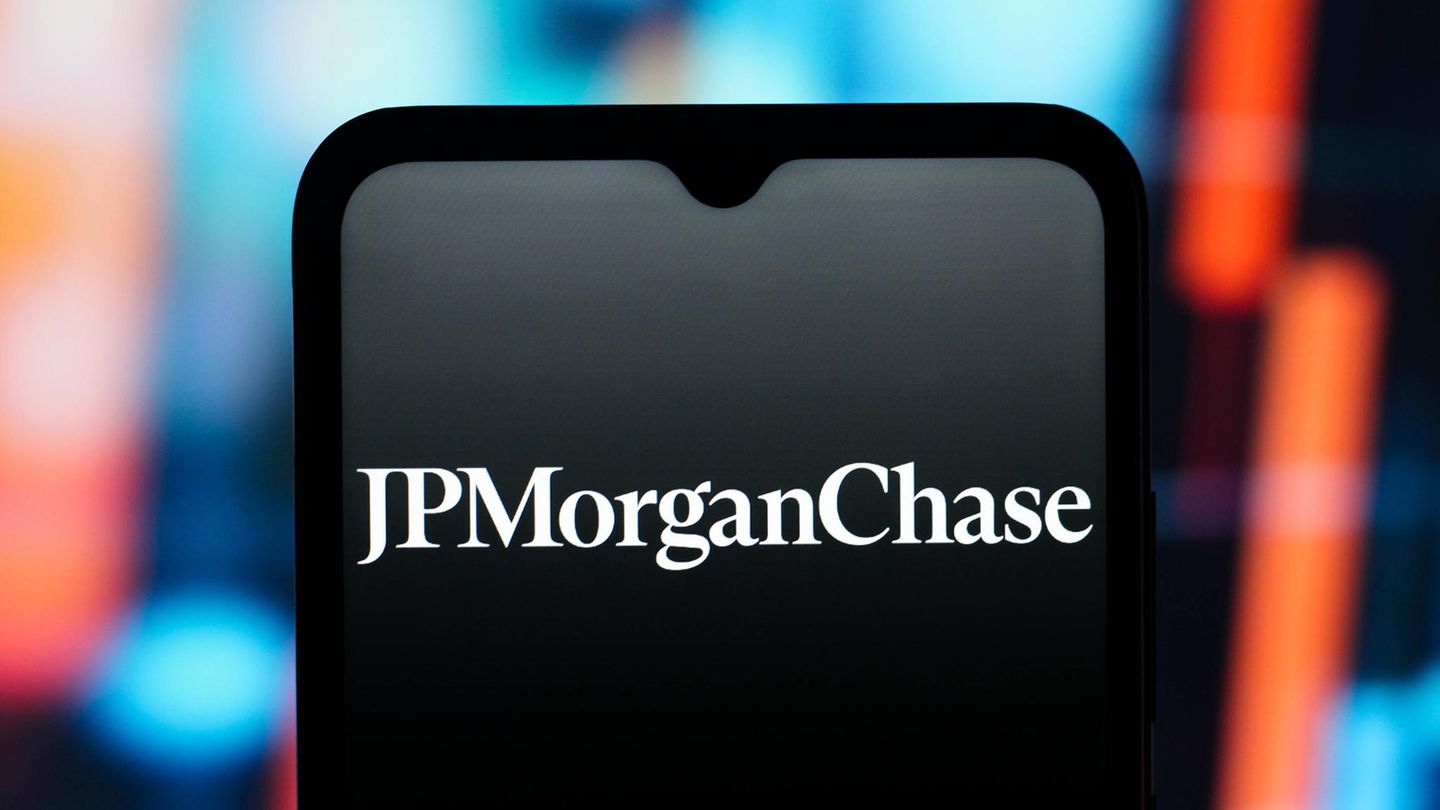 #10 JPMorgan Chase JP Morgan ist nach wie vor die mit Abstand größte Bank nach Börsenwert und hat es damit sogar ins Ranking der zehn wertvollsten Unternehmen aus dem Stoxx Global geschafft. Sie ist in dieser Top Ten zugleich das einzige Unternehmen, dessen Marktwert unter 1 Billion liegt, nämlich bei 840 Milliarden US-Dollar.
