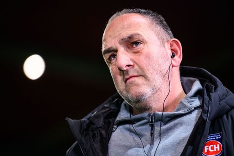 Heidenheims Coach Frank Schmidt hofft, dass sein Team in der Außenseiterrolle über sich hinauswächst. Foto: Tom Weller/dpa