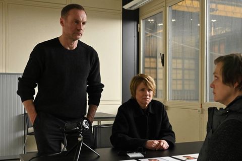 Susanne Bonard (Corinna Harfouch) und Robert Karow (Mark Waschke, li.) befragen Annika Haupt (Annett Sawallisch, re.), die Gel Susanne Bonard (Corinna Harfouch) und Robert Karow (Mark Waschke, li.) befragen Annika Haupt (Annett Sawallisch, re.), die Gel