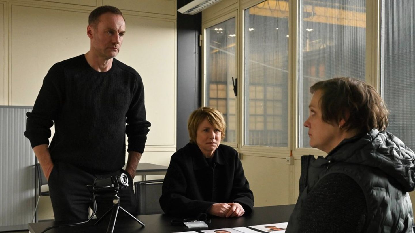 Susanne Bonard (Corinna Harfouch) und Robert Karow (Mark Waschke, li.) befragen Annika Haupt (Annett Sawallisch, re.), die Gel Susanne Bonard (Corinna Harfouch) und Robert Karow (Mark Waschke, li.) befragen Annika Haupt (Annett Sawallisch, re.), die Gel