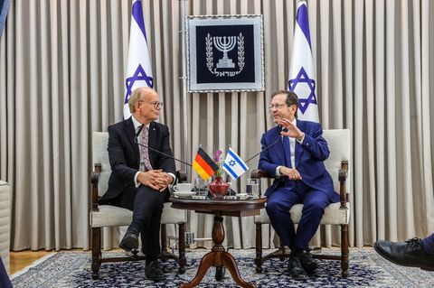 Landtagspräsident André Kuper (li.) und Israels Staatspräsident Izchak Herzog Foto: Melanie Zanin/Landtag NRW/dpa