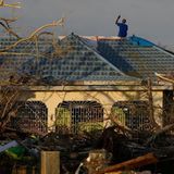Zeit für ein Selfie in der Verwüstung – oder doch eher auf der Suche nach Empfang?