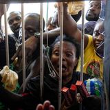 Hungrige und Durstige drängen sich deshalb vor den verschlossenen Türen von Supermärkten in der Hoffnung auf Nahrung