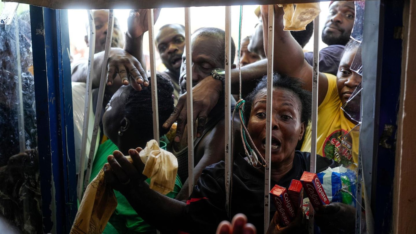 Hungrige und Durstige drängen sich deshalb vor den verschlossenen Türen von Supermärkten in der Hoffnung auf Nahrung