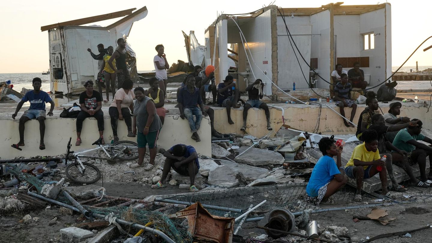 Nach dem Wirbelsturm wagen sich die Menschen aus ihren Verstecken