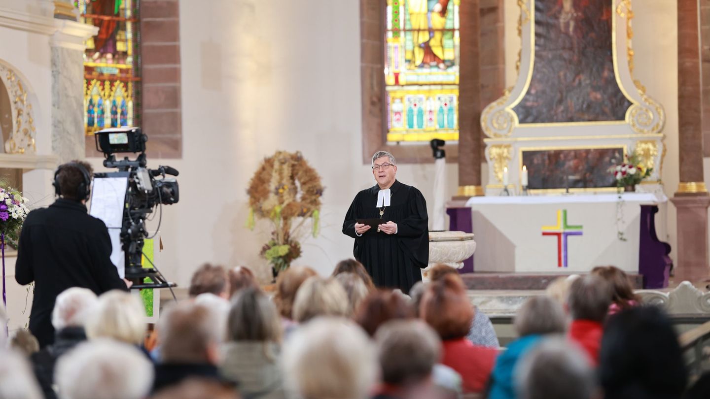Landesbischof Friedrich Kramer zog in seiner Predigt Parallelen zu heute. Foto: Matthias Bein/dpa Landesbischof Friedrich Kramer zog in seiner Predigt Parallelen zu heute. Foto: Matthias Bein/dpa