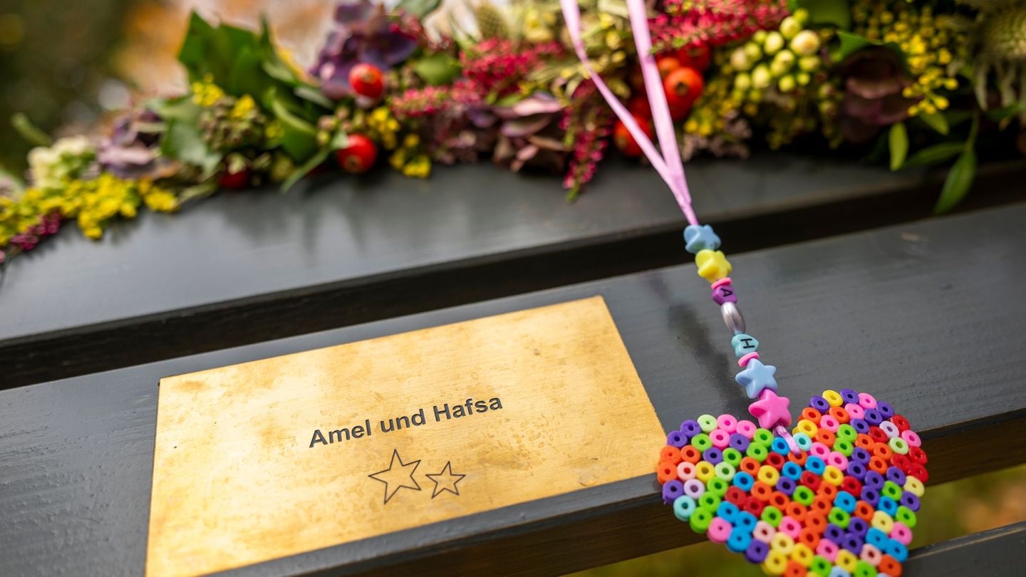 An der Isar erinnert jetzt eine Bank an die zwei Opfer, die bei einem Anschlag in München starben, als ein Autofahrer in einen D An der Isar erinnert jetzt eine Bank an die zwei Opfer, die bei einem Anschlag in München starben, als ein Autofahrer in einen D