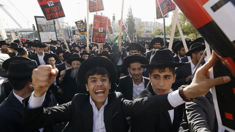 Chaos bei orthodoxer Massendemo: Zehntausende Juden protestieren gegen Wehrpflicht Chaos bei orthodoxer Massendemo: Zehntausende Juden protestieren gegen Wehrpflicht