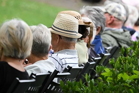 Rentnerinnen und Rentner können im kommenden Jahr mit einer ähnlichen Anhebung ihrer Bezüge rechnen wie in diesem. (Illustration