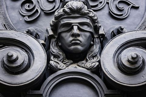 Relief von Justitia an einem Gericht