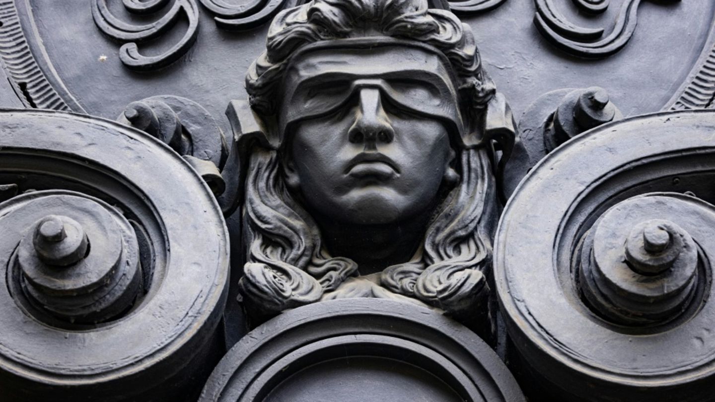 Relief von Justitia an einem Gericht Relief von Justitia an einem Gericht