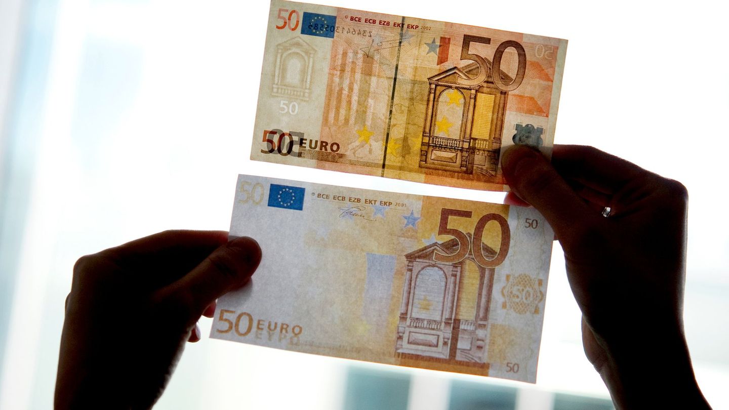 Der Jugendliche wollte mit einem falschen Fünfzig-Euro-Schein in einem Fast-Food-Restaurant zahlen. (Symbolbild) Foto: Franziska Der Jugendliche wollte mit einem falschen Fünfzig-Euro-Schein in einem Fast-Food-Restaurant zahlen. (Symbolbild) Foto: Franziska