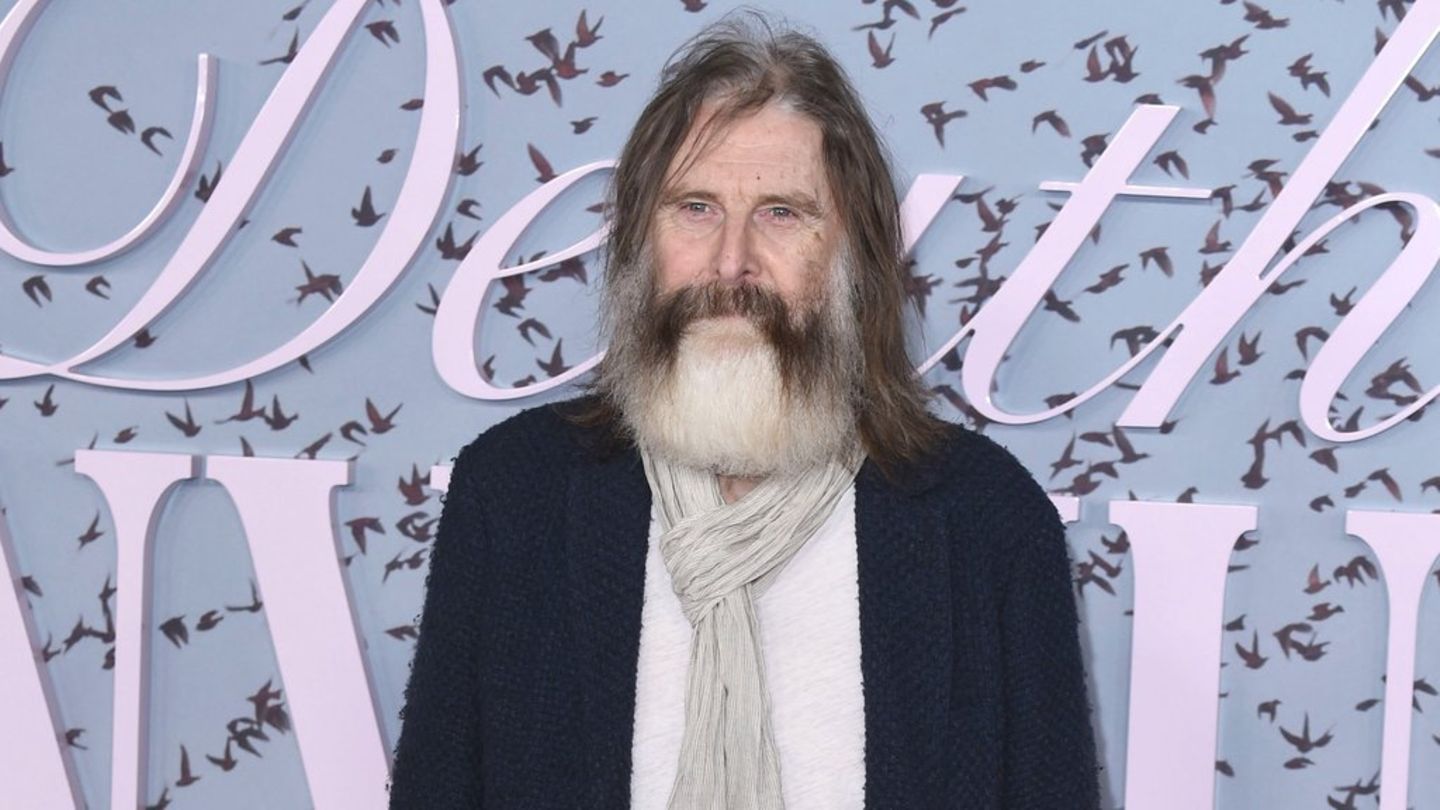 Langes Haar und grauer Bart: So erschien David Threlfall zu einer Londoner Premiere. Langes Haar und grauer Bart: So erschien David Threlfall zu einer Londoner Premiere.