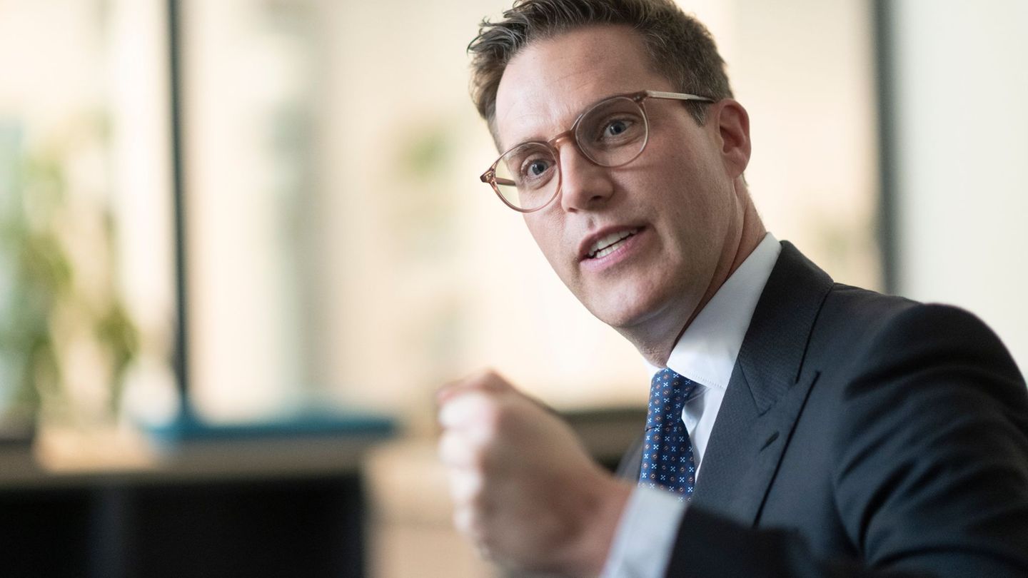 Hagel will jüngster Ministerpräsident der Landesgeschichte werden. Foto: Marijan Murat/dpa Hagel will jüngster Ministerpräsident der Landesgeschichte werden. Foto: Marijan Murat/dpa